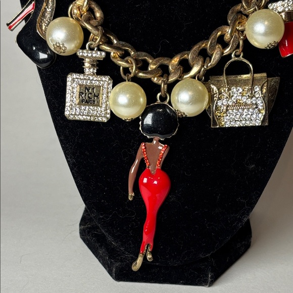 Elegant Gold Tone Chunky  Charm Necklace with Fun Dangle Charms 17” with ext - Picture 2 of 7